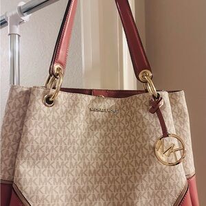Michael Kors
Nicole LG
Tote MK Vanilla
Blossom - Excellent Condition